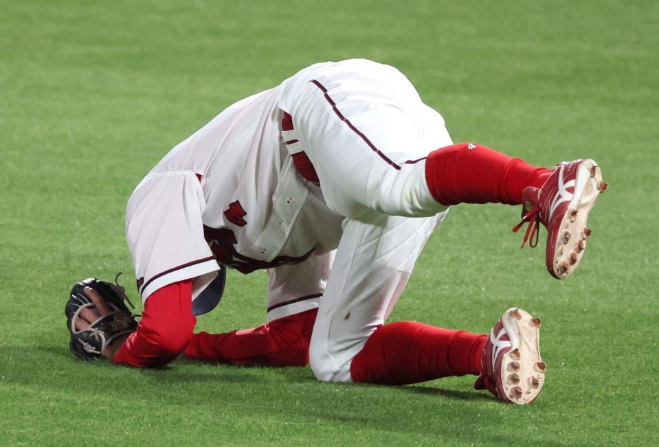 　５回、森下の打球を落球し、痛がる矢野（撮影・北村雅宏）