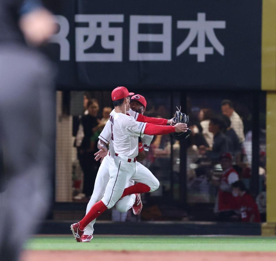 　５回、森下の打球を追い、激突する矢野とファビアン（撮影・市尻達拡）