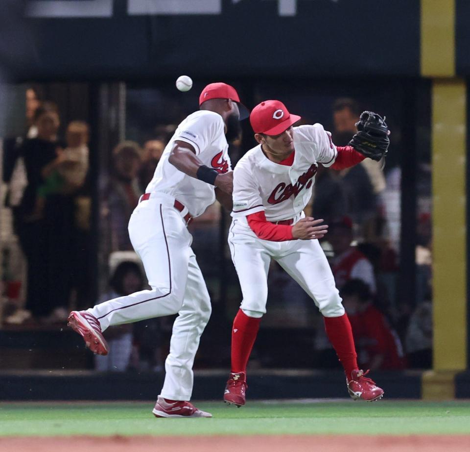 　５回、森下の打球を追い、交錯する矢野雅哉とファビアン（撮影・市尻達拡）