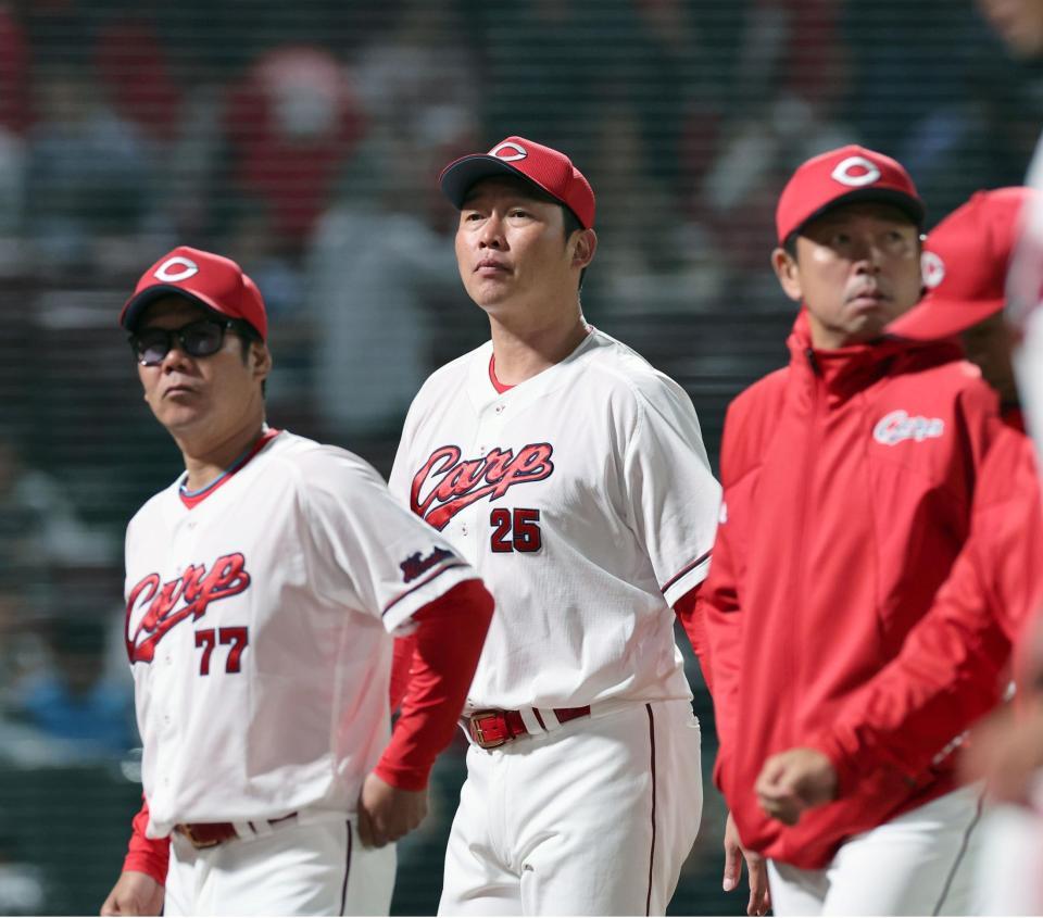 　ファンへのあいさつを終え、引き上げる新井監督ら（撮影・市尻達拡）