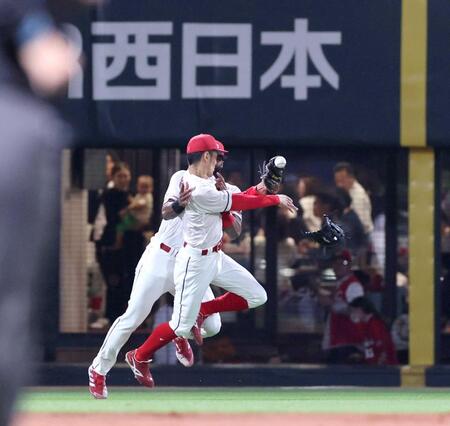 広島・新井監督「誰も責められない」　魔の五回、ファビアンと矢野が激突で決勝点献上　記録上は矢野の失策　大事には至らず