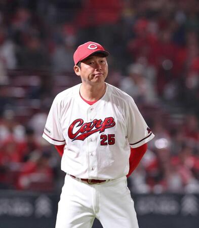 　８回の攻撃を終え、選手交代を告げる新井監督