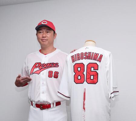 　ピースナイターで着用する特別ユニホームで会見に臨んだ新井監督（撮影・市尻達拡）