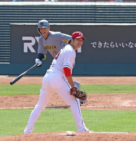 　５回、木浪（奥）に先制となる適時二塁打を浴びた床田（撮影・北村雅宏）