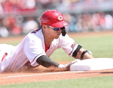 　３回、三塁打を放つ中村奨（撮影・田中太一）