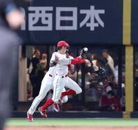 　５回、森下の打球を追い、交錯する矢野とファビアン（撮影・市尻達拡）