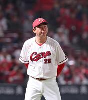 　８回の攻撃を終え、選手交代を告げる新井監督