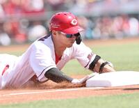 　３回、三塁打を放つ中村奨（撮影・田中太一）