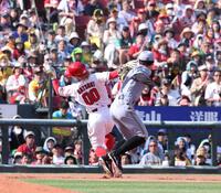 　８回、野間の打球を捕球し、二走・羽月にタッチをする熊谷（撮影・市尻達拡）