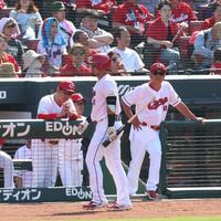 　７回、空振り三振に倒れてベンチに戻る末包（中央）とベンチの新井監督（左）＝撮影・北村雅宏