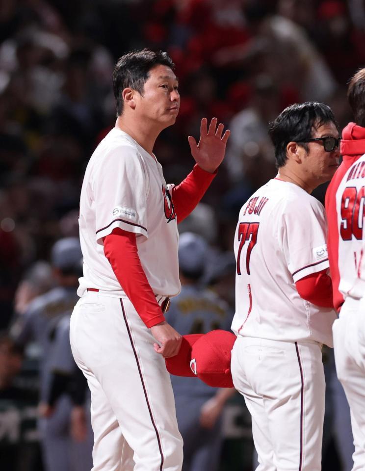 　試合を終え、ファンにあいさつする新井監督（撮影・市尻達拡）