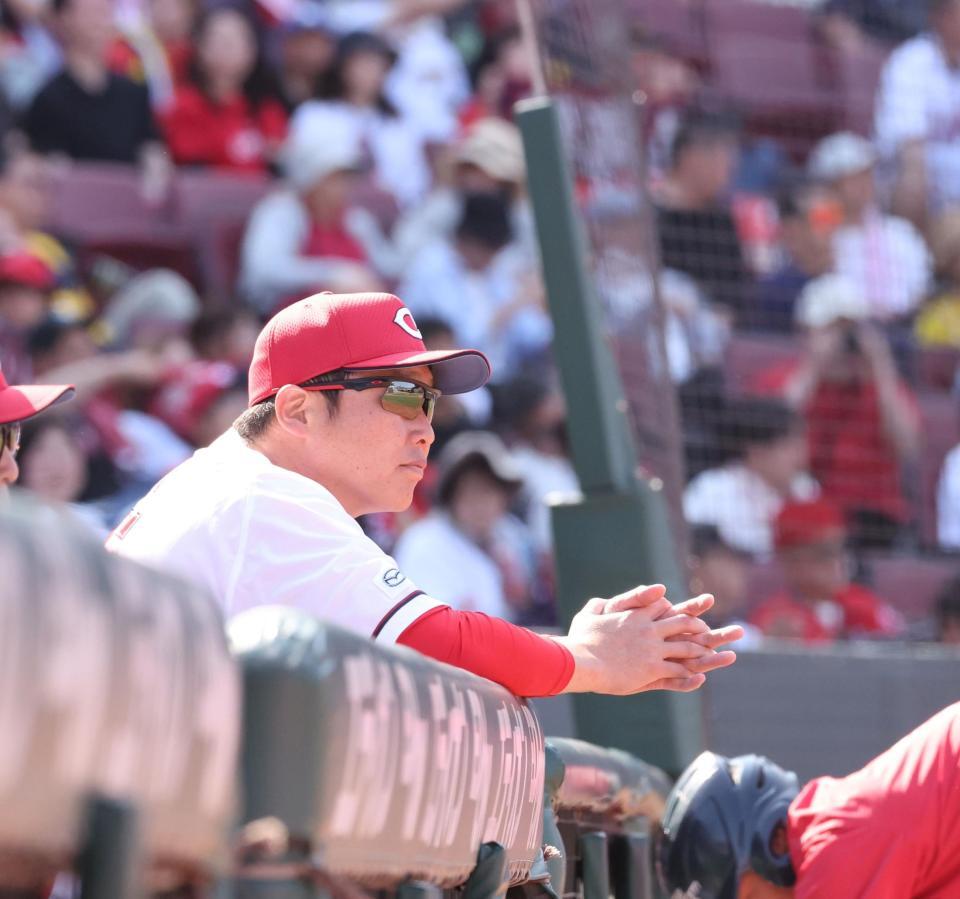 　８回の攻撃を前に、グラウンドを見つめる新井監督（撮影・市尻達拡）