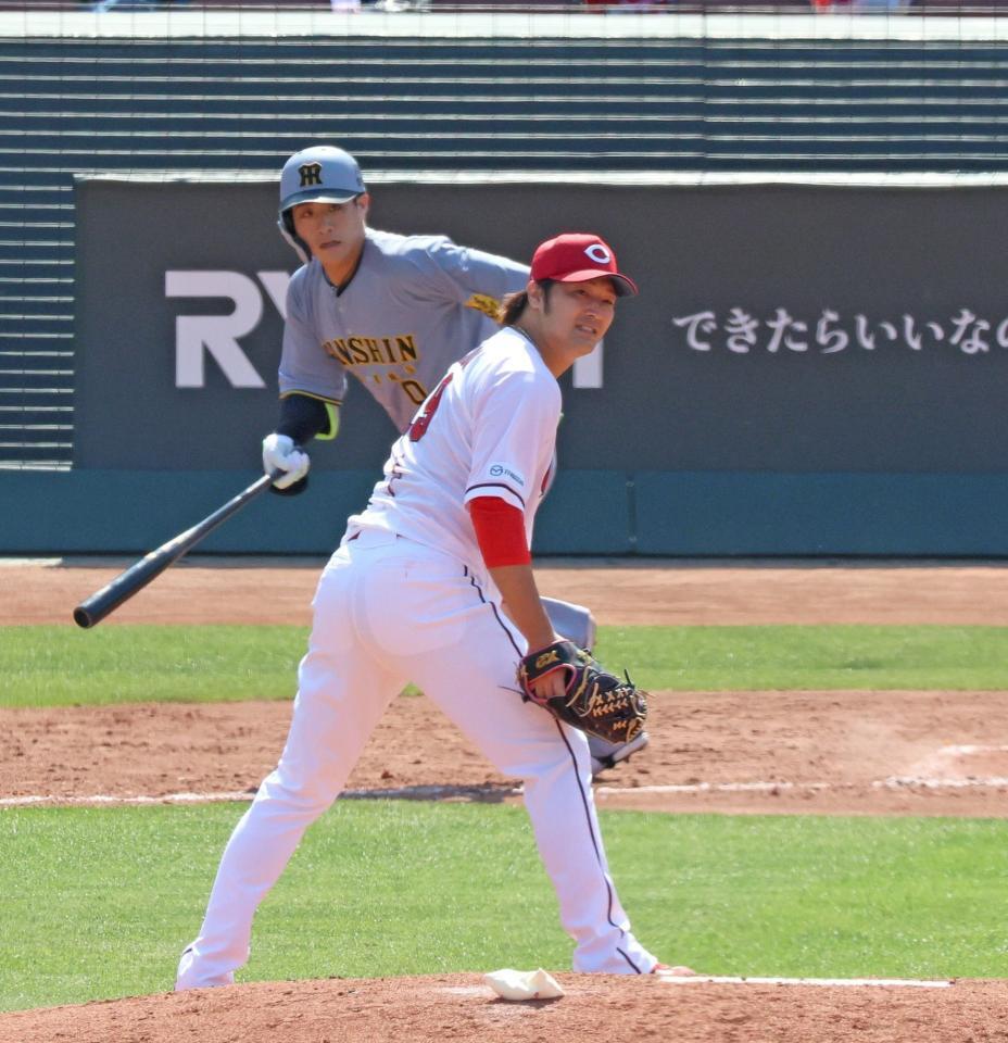 　５回、木浪（奥）に先制となる適時二塁打を浴びた床田（撮影・北村雅宏）