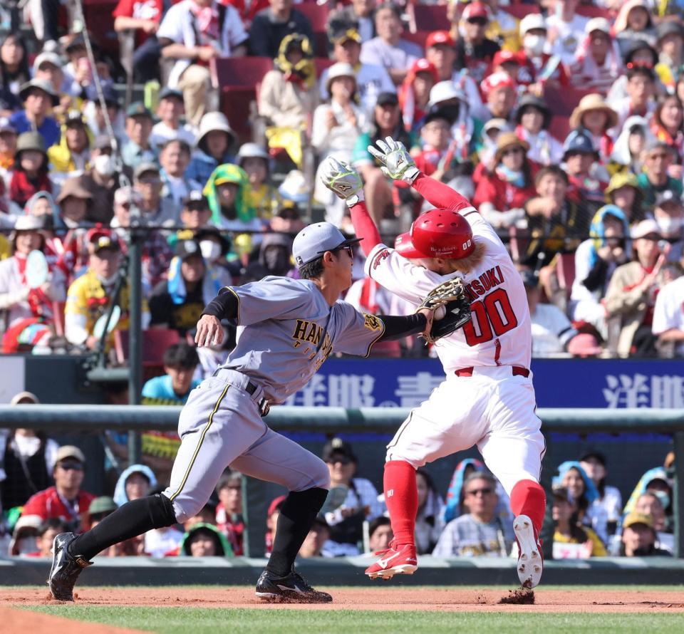 　８回、野間の打球を捕球し、二走・羽月にタッチをする熊谷（撮影・市尻達拡）