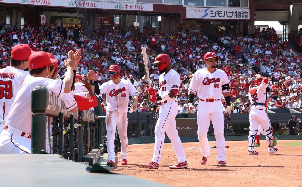 　３回、好機で凡退し、悔しそうにベンチに戻るファビアン（撮影・市尻達拡）