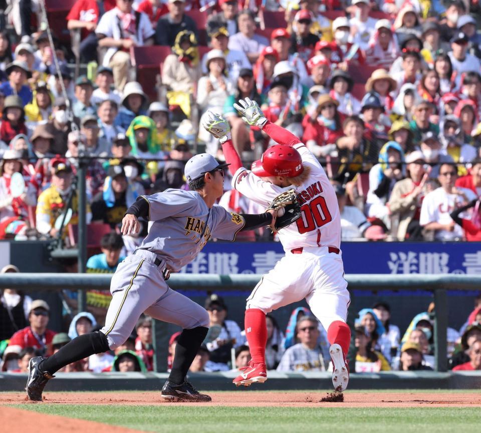 　８回、野間の打球を捕球し、二走・羽月にタッチをする熊谷（撮影・市尻達拡）