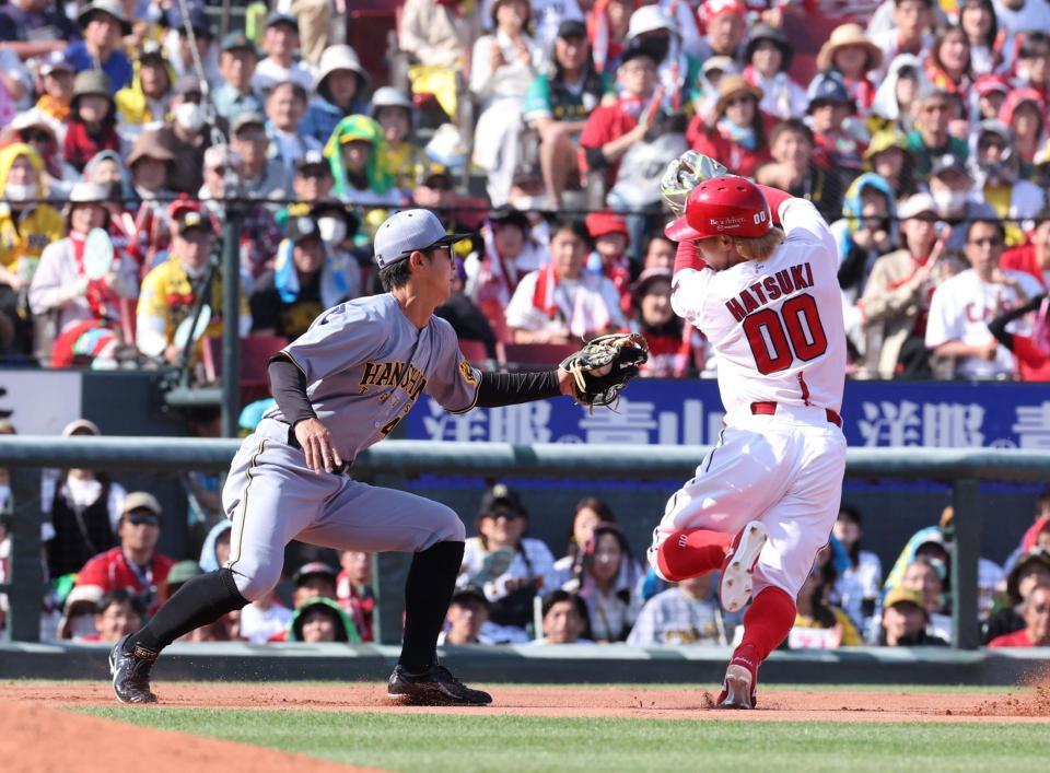 　８回、野間の打球を捕球し、二走・羽月にタッチをする熊谷（撮影・市尻達拡）