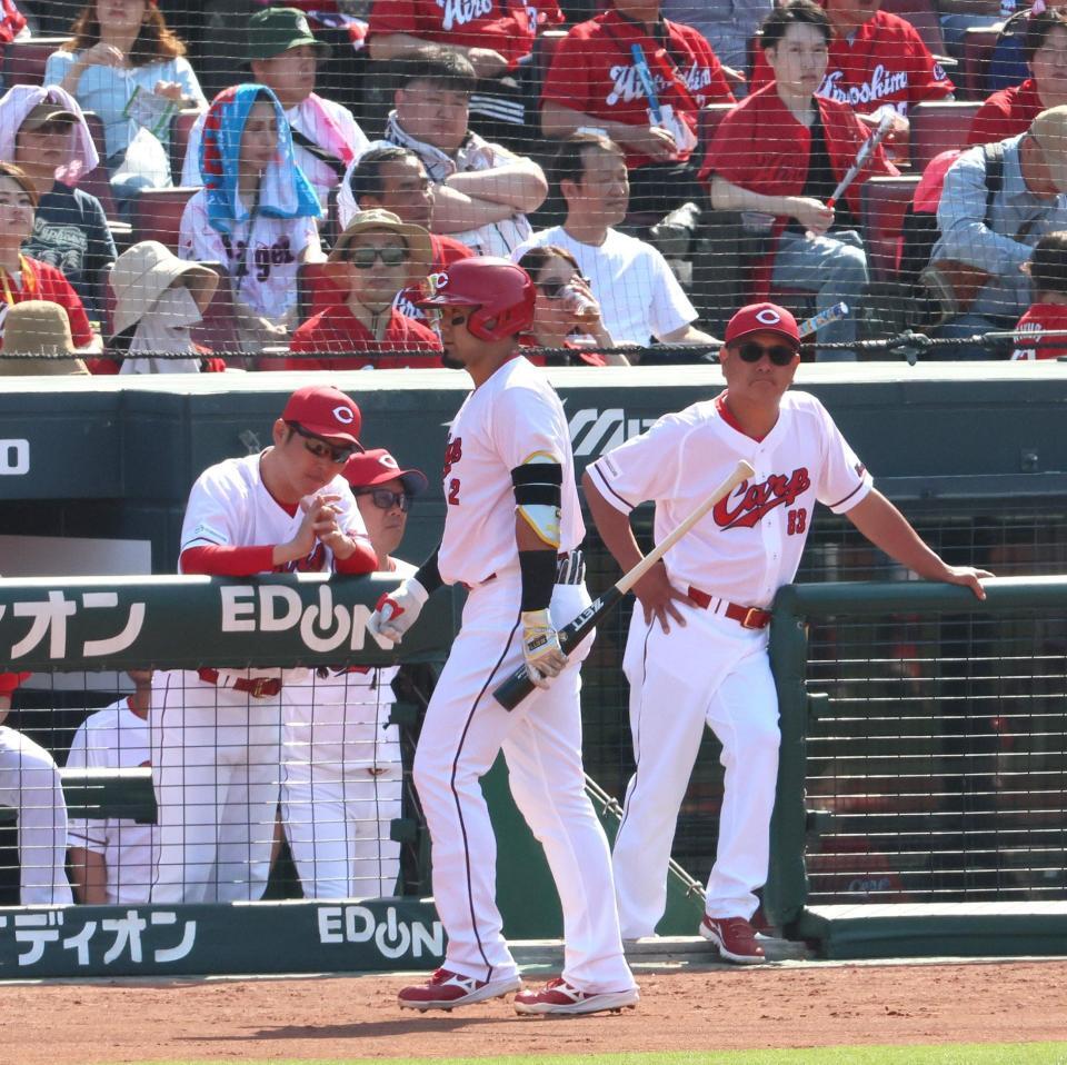 　７回、空振り三振に倒れてベンチに戻る末包（中央）とベンチの新井監督（左）＝撮影・北村雅宏