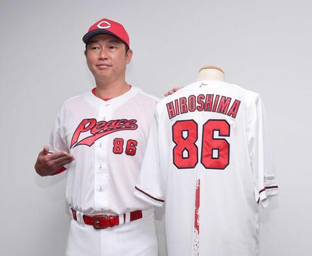 　ピースナイターで着用する特別ユニホームで会見に臨んだ新井監督（撮影・市尻達拡）