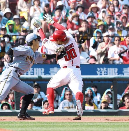 　８回、野間の三ゴロで三塁へ向かい、アウトになる二走の羽月。野手・熊谷（撮影・市尻達拡）　