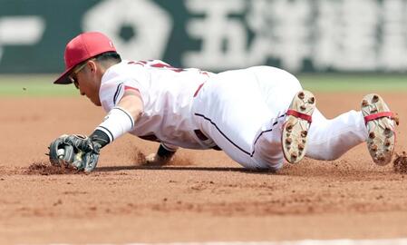 　１回、ヘルナンデスの打球を好捕する佐々木（撮影・田中太一）