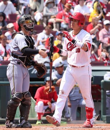 　３回、空振り三振に倒れ、ベンチに戻る佐々木（撮影・市尻達拡）