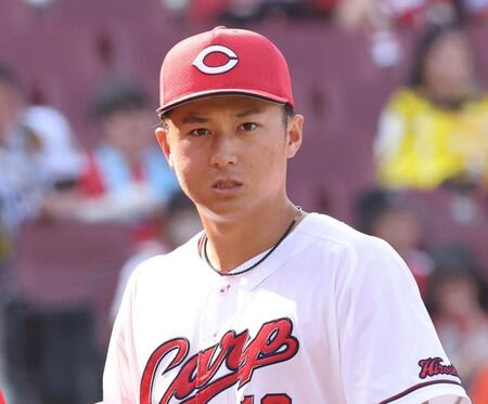 　８回、森下の打球がイレギュラーし、右頬付近に直撃して、負傷交代する佐々木（撮影・市尻達拡）