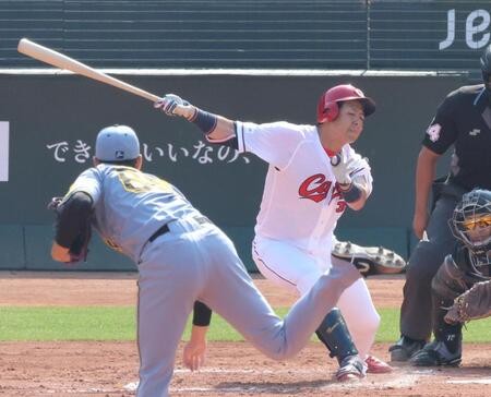 　７回、空振り三振に倒れる代打・野間（撮影・北村雅宏）