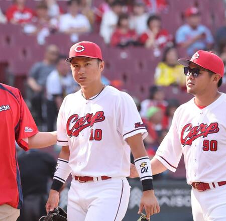 　８回、森下の打球がイレギュラーし、右頬付近に直撃して、負傷交代する佐々木（撮影・市尻達拡）