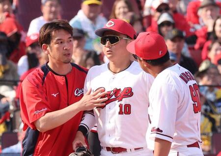 　８回、森下の打球がイレギュラーし、右頬付近に直撃して、負傷交代する佐々木（撮影・市尻達拡）