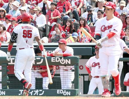 　５回、三振に倒れ引き揚げるモンテロの右でグラウンドを見つめる新井監督（撮影・田中太一）