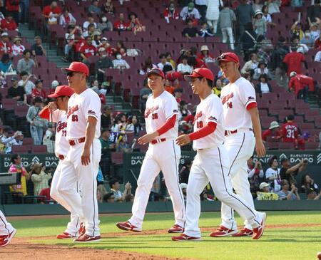 　敗戦後、ファンへのあいさつを終え、引き上げる新井監督ら（撮影・市尻達拡）