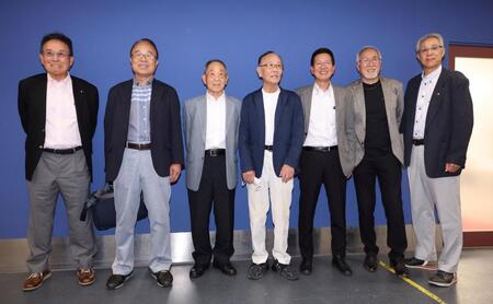 　試合前、チームを激励した広島ＯＢの（左から）内田順三氏、渡辺弘基氏、山田治之氏、龍憲一氏、大野豊氏、木下富雄氏、山根和夫氏（撮影・市尻達拡）