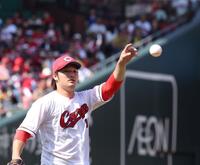 　４回、中野の打球を一塁へトスする床田（撮影・市尻達拡）