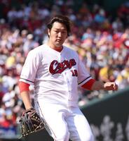 　６回、近本の一ゴロに、帽子を飛ばしてベースカバーに向かう床田（撮影・市尻達拡）