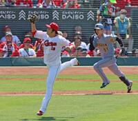 　４回、中野のゴロを捕球する床田（左）＝撮影・北村雅宏