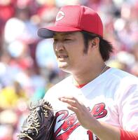 　５回、先制点を献上し、表情を曇らせる床田（撮影・市尻達拡）　