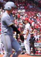 　１回、先頭の近本に四球を与える森（撮影・市尻達拡）