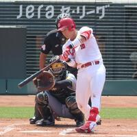 　３回、空振り三振に倒れる佐々木（撮影・北村雅宏）