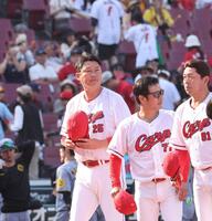 　敗戦後、ファンにあいさつする新井監督ら（撮影・市尻達拡）