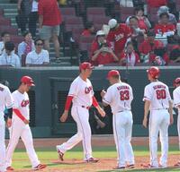 　阪神に３連敗を喫し、あいさつに向かう新井監督（中央）＝撮影・北村雅宏