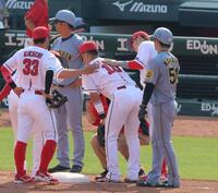 　９回、森下の打球が広島・佐々木泰（１０）に直撃する（撮影・北村雅宏）