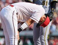 　９回、森下の打球を強打し、うずくまる佐々木（撮影・田中太一）