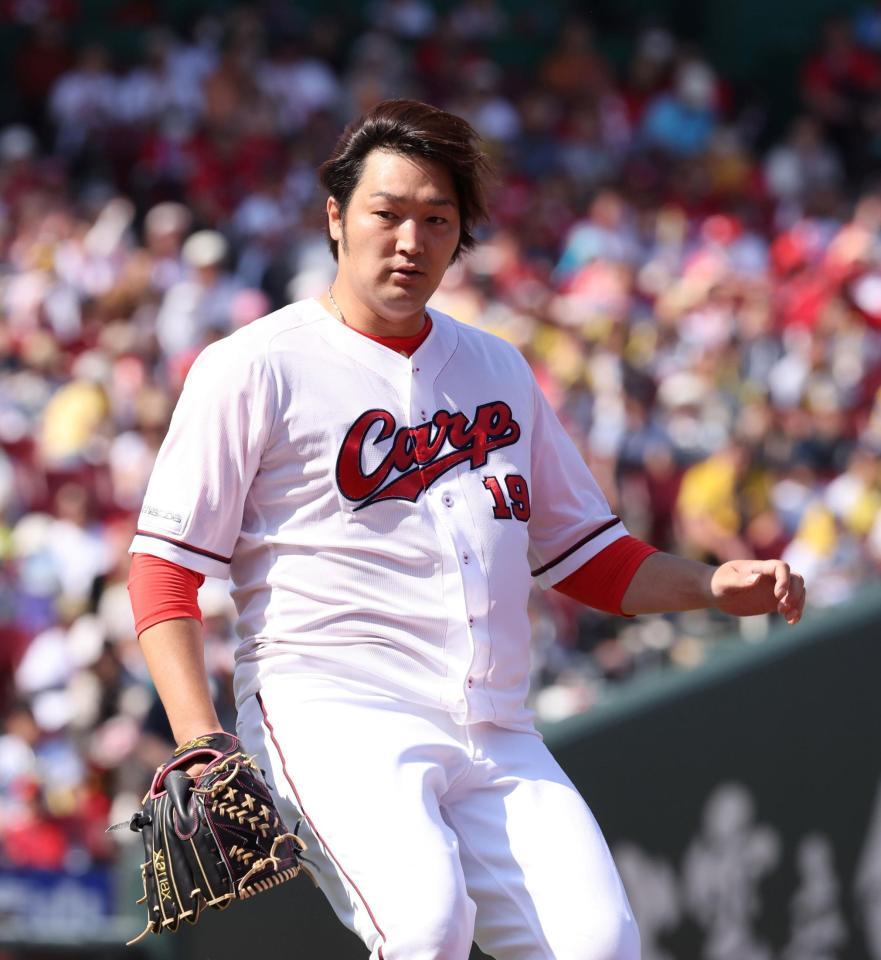 　６回、近本の一ゴロに、帽子を飛ばしてベースカバーに向かう床田（撮影・市尻達拡）