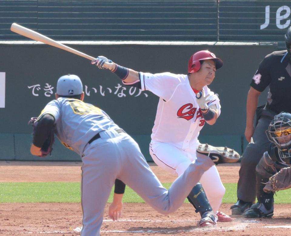 　７回、空振り三振に倒れる代打・野間（撮影・北村雅宏）