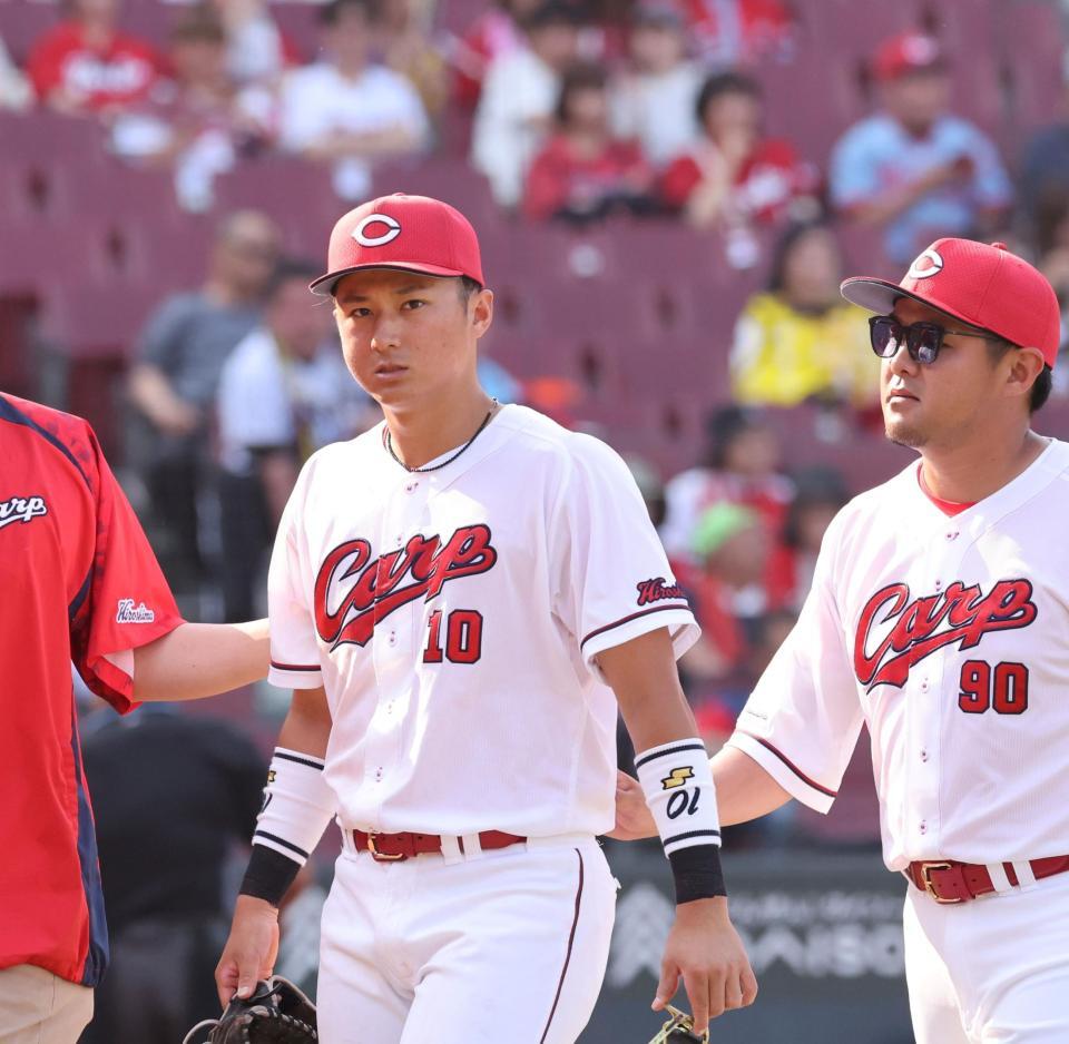 　８回、森下の打球がイレギュラーし、右頬付近に直撃して、負傷交代する佐々木（撮影・市尻達拡）