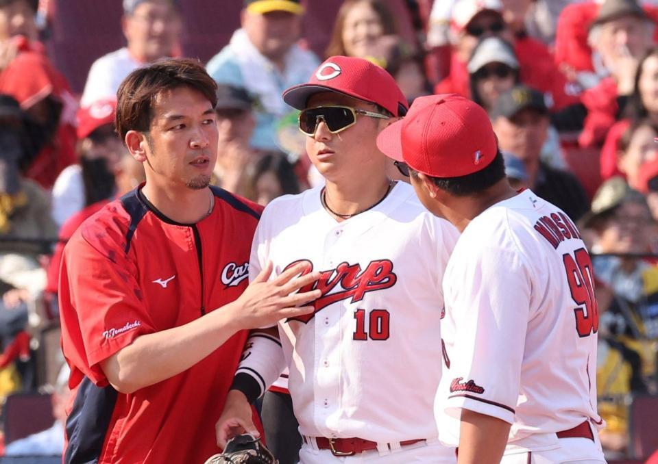 　８回、森下の打球がイレギュラーし、右頬付近に直撃して、負傷交代する佐々木（撮影・市尻達拡）