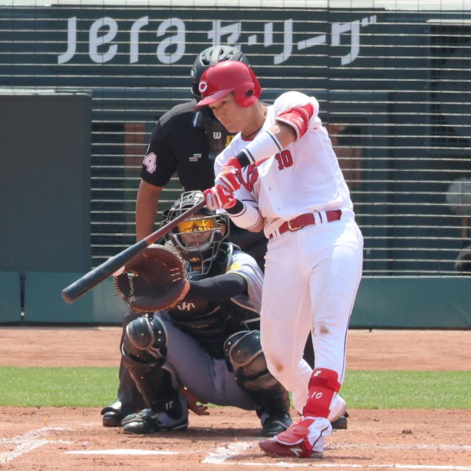 　３回、空振り三振に倒れる佐々木（撮影・北村雅宏）