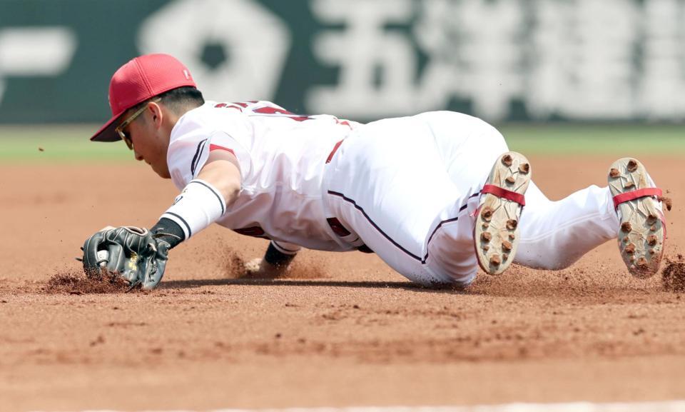 　１回、ヘルナンデスの打球を好捕する佐々木（撮影・田中太一）