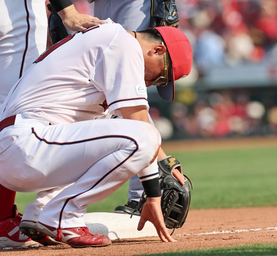 　９回、森下の打球が直撃し、座り込む佐々木（撮影・田中太一）